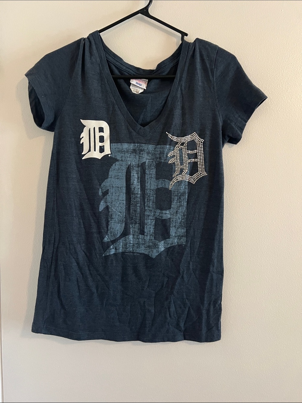 Ladies V-Neck Detroit Tigers Tee Navy